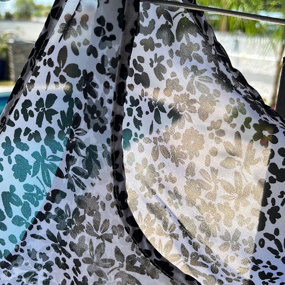 Black and white floral see through tunic sleeveless torrid size 2 , plus size - Picture 10 of 12